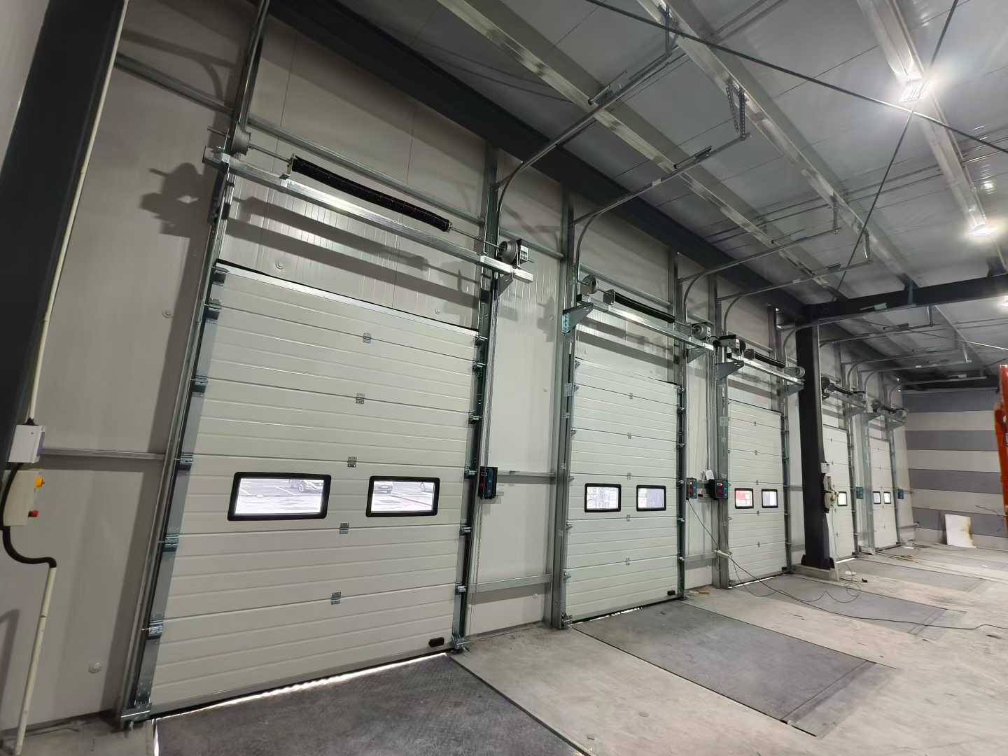Поставка промышленных секционных ворот и перегрузочных платформ для складских объектов